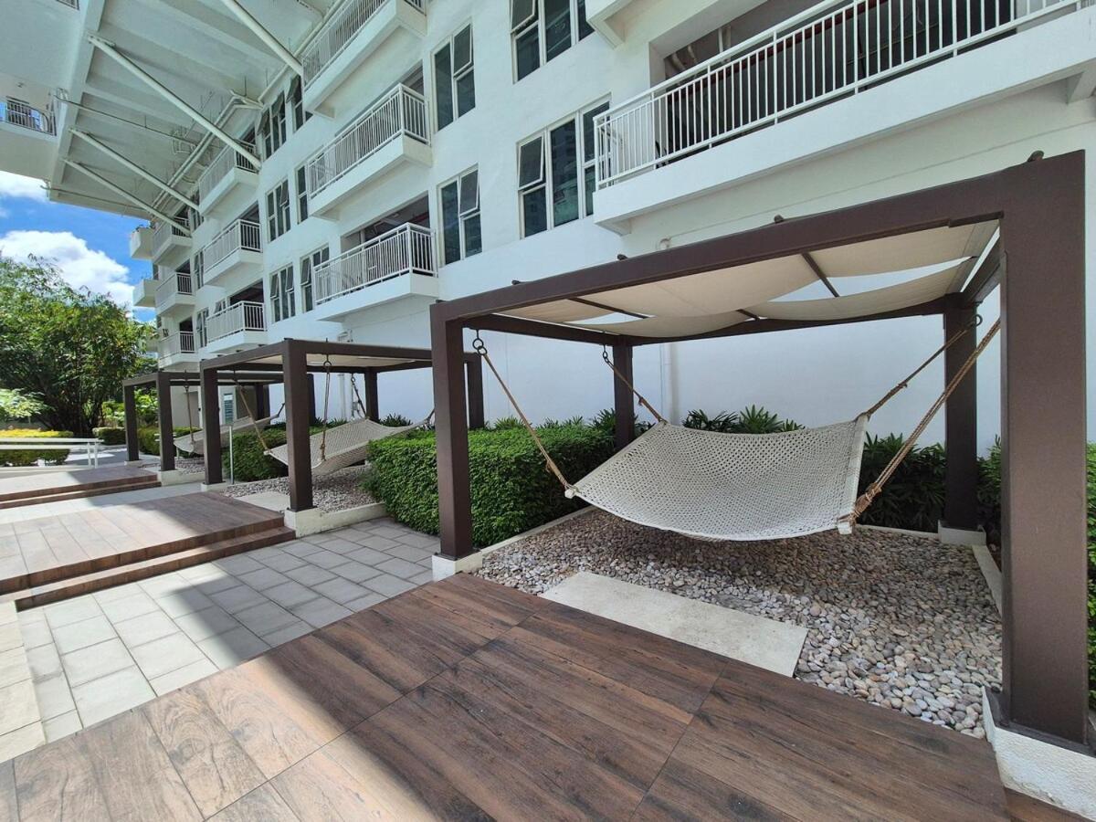 Solinea, New Ayala Mall, Across Business Park, Amazing Pool, Gym Apartment Cebu